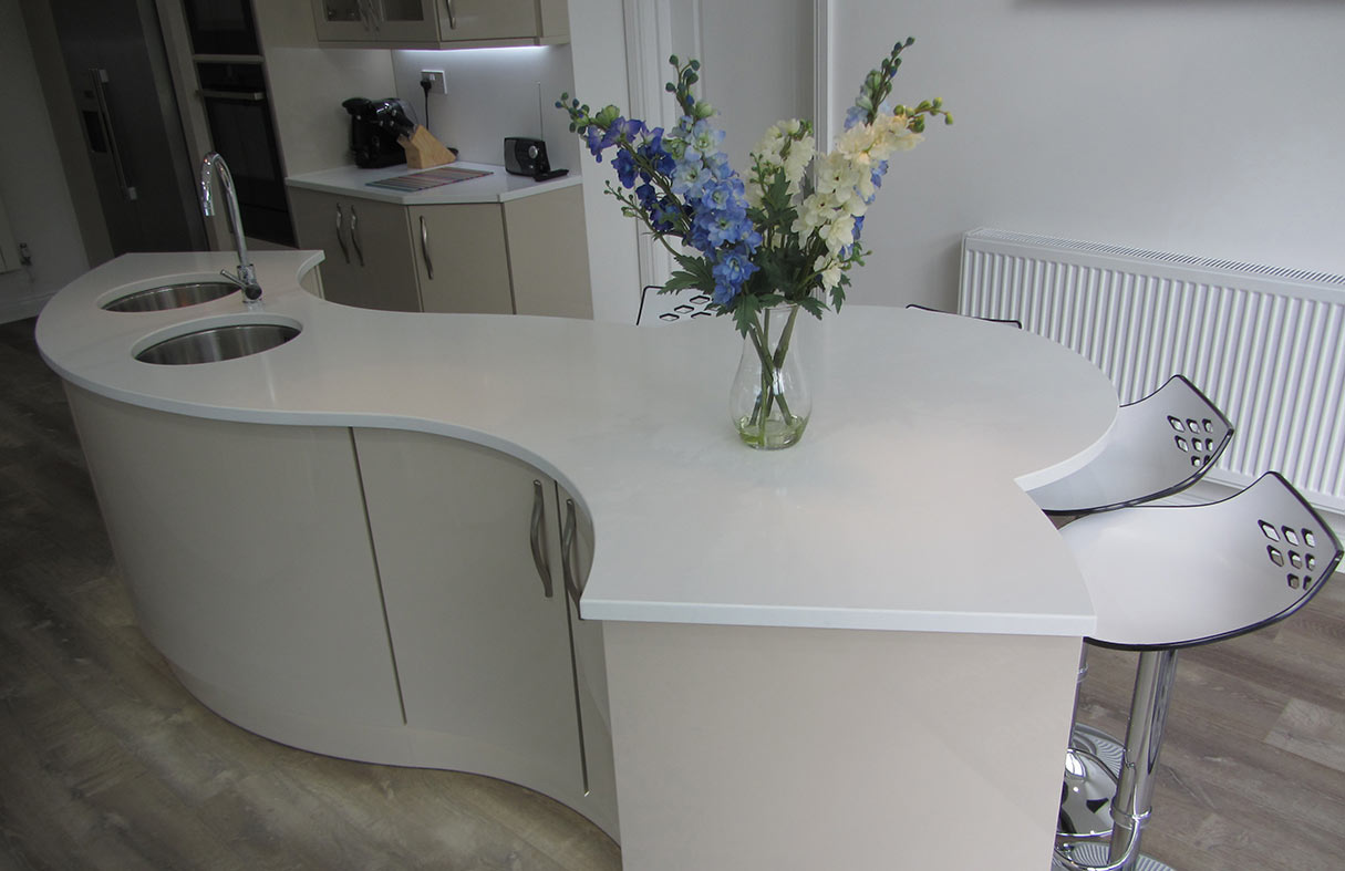 Modern Gloss Kitchen with Curved Island