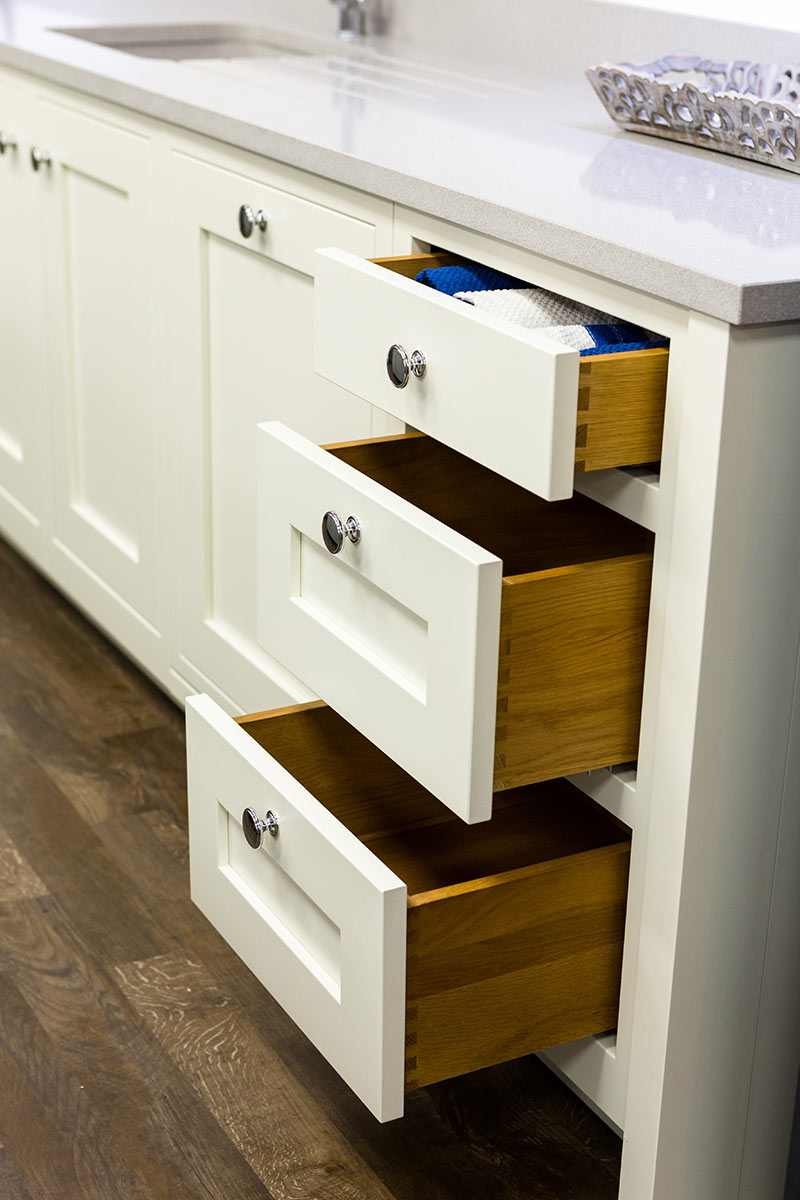 A SHAKER KITCHEN SHOWING TRADITIONAL DOVETAILED DRAWERS