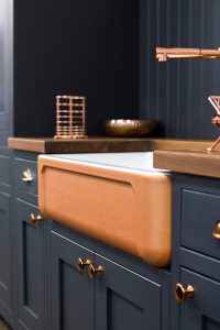 A-TRADITIONAL-SHAKER-STYLE-KITCHEN-WITH-A-MODERN-COPPER-BELFAST-SINK-03