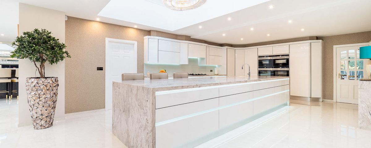 LUXURY DESIGNER KITCHEN IN GLOSS WHITE