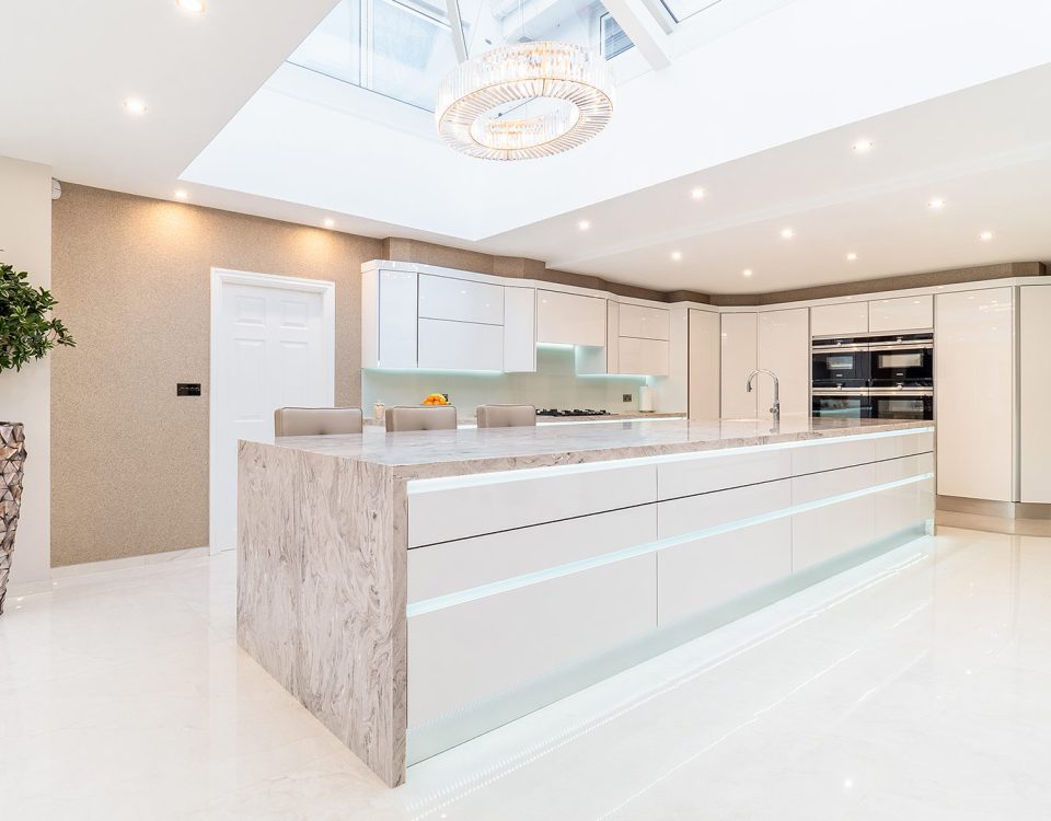 LUXURY DESIGNER KITCHEN IN GLOSS WHITE