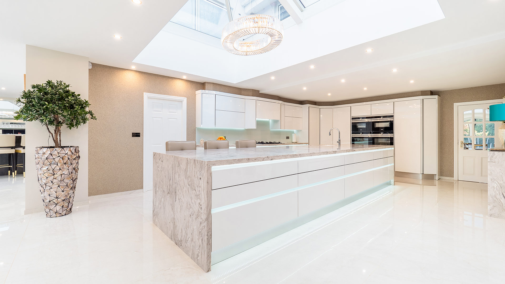 LUXURY DESIGNER KITCHEN IN GLOSS WHITE